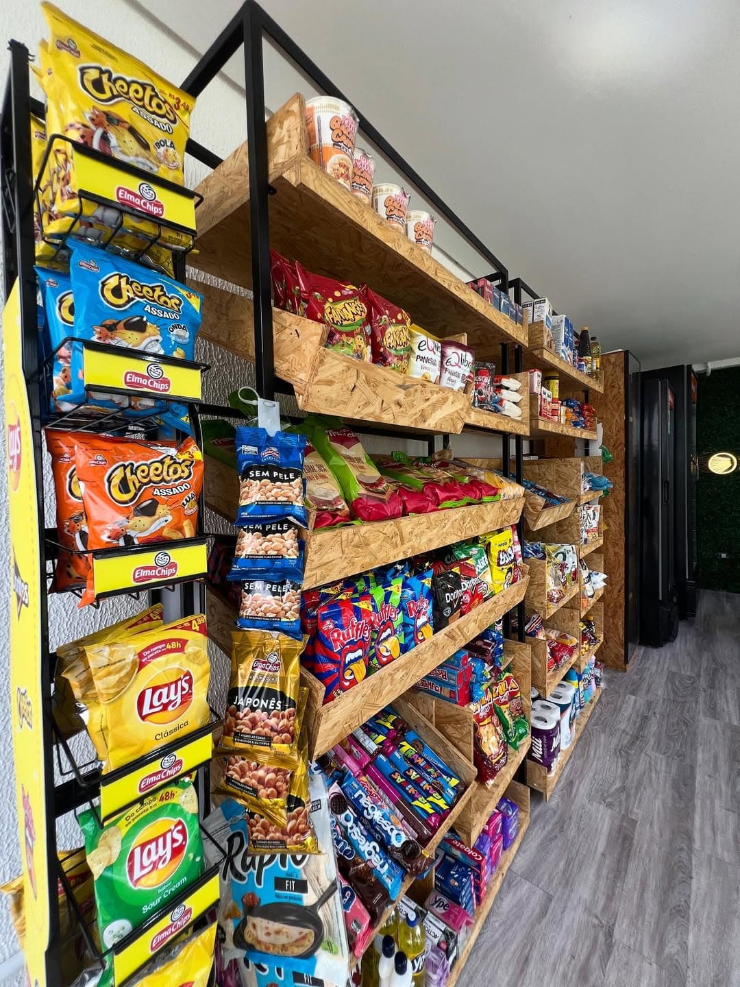 Loja FacilMart com prateleiras de produtos